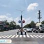 Foto : Kendaraan roda dua dan empat tengah berhenti di lampu merah tepat di Jalan Panglima Sudirman, Kecamatan Puri. (Sumber. Mitrapost.com/ Ilham)