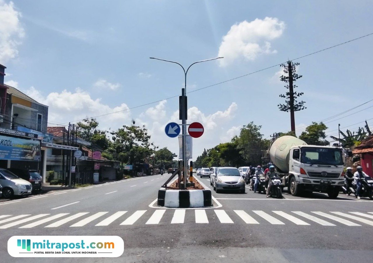 Foto : Kendaraan roda dua dan empat tengah berhenti di lampu merah tepat di Jalan Panglima Sudirman, Kecamatan Puri. (Sumber. Mitrapost.com/ Ilham)