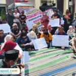 Foto : Masa menggeruduk Sidang di Pengadilan Negeri Pati, Rabu (24/12/2025). (Sumber. Mitrapost.com/ Ilham)