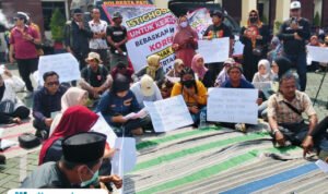 Foto : Masa menggeruduk Pengadilan Negeri Pati, Rabu (24/12/2025). (Sumber. Mitrapost.com/ Ilham) Foto : Masa menggeruduk Pengadilan Negeri Pati, Rabu (24/12/2025). (Sumber. Mitrapost.com/ Ilham)