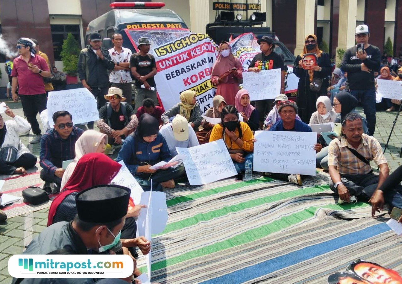 Foto : Masa menggeruduk Sidang di Pengadilan Negeri Pati, Rabu (24/12/2025). (Sumber. Mitrapost.com/ Ilham)