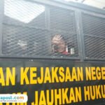 Foto : Supriyono alias Botok CS masuk di mobil Tahanan Pengadilan Negeri Pati. (Sumber. Mitrapost.com/ Ilham)