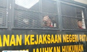 Foto : Supriyono alias Botok masuk di mobil Tahanan Pengadilan Negeri Pati. (Sumber. Mitrapost.com/ Ilham)