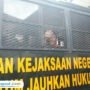 Foto : Supriyono alias Botok CS masuk di mobil Tahanan Pengadilan Negeri Pati. (Sumber. Mitrapost.com/ Ilham)