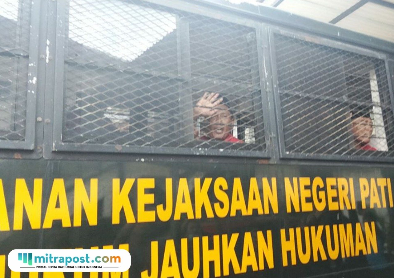 Foto : Supriyono alias Botok CS masuk di mobil Tahanan Pengadilan Negeri Pati. (Sumber. Mitrapost.com/ Ilham)