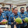 Foto : Bupati, Wakil Bupati dan Kepala Disdagperin Pati tengah memegang jeruk pamelo gembong, belum lama ini. (Sumber. Mitrapost.com/ Ilham)