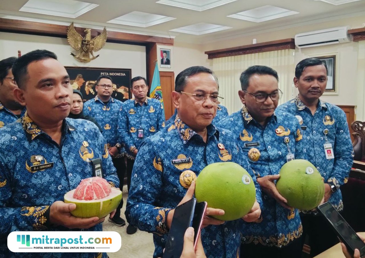 Foto : Bupati, Wakil Bupati dan Kepala Disdagperin Pati tengah memegang jeruk pamelo gembong, belum lama ini. (Sumber. Mitrapost.com/ Ilham)