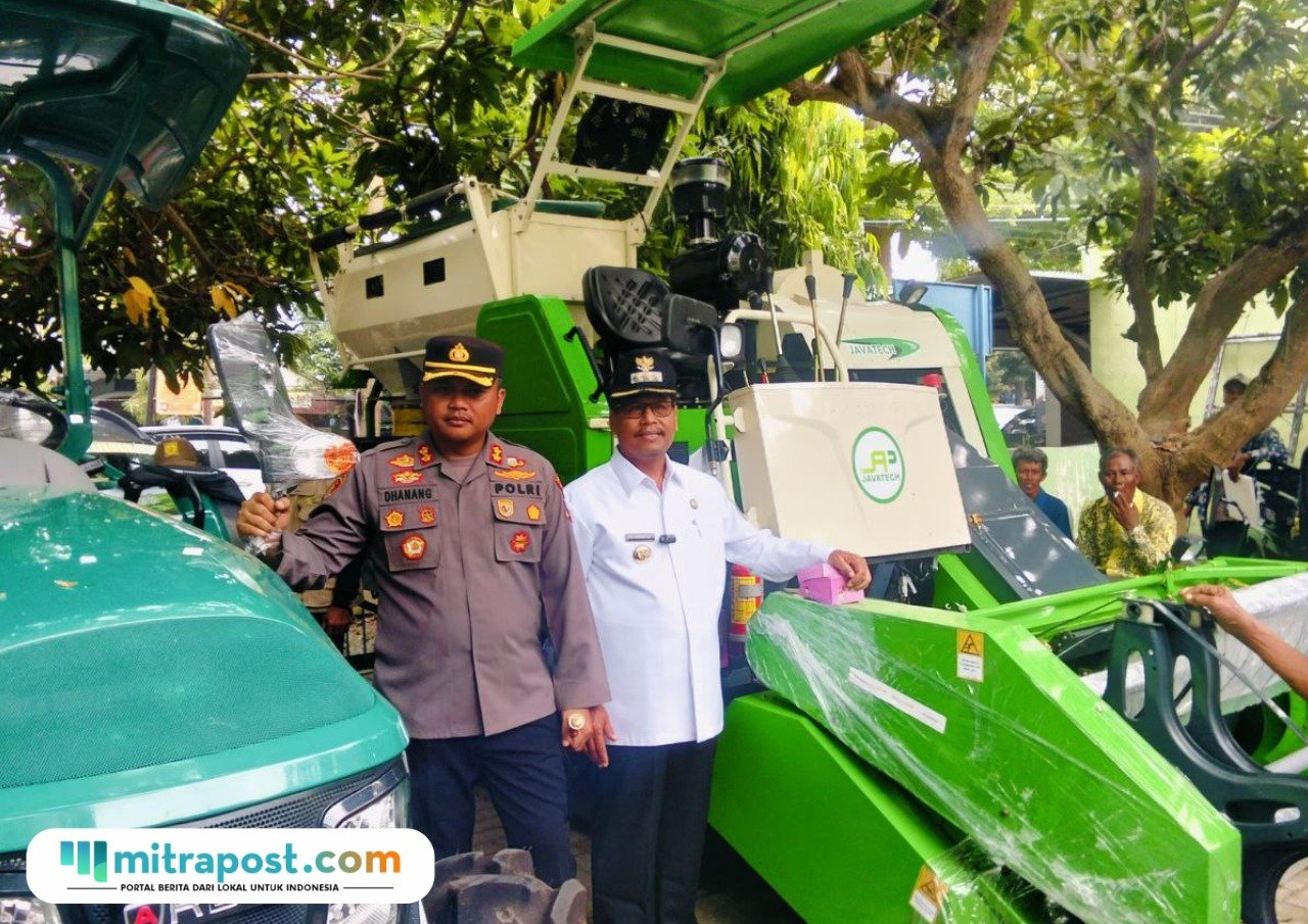 Foto : Bupati Rembang Harno melakukan pengecekan bantuan alat mesin pertanian (Alsintan) di halaman Dintanpang Rembang, Rabu (03/12/2025).