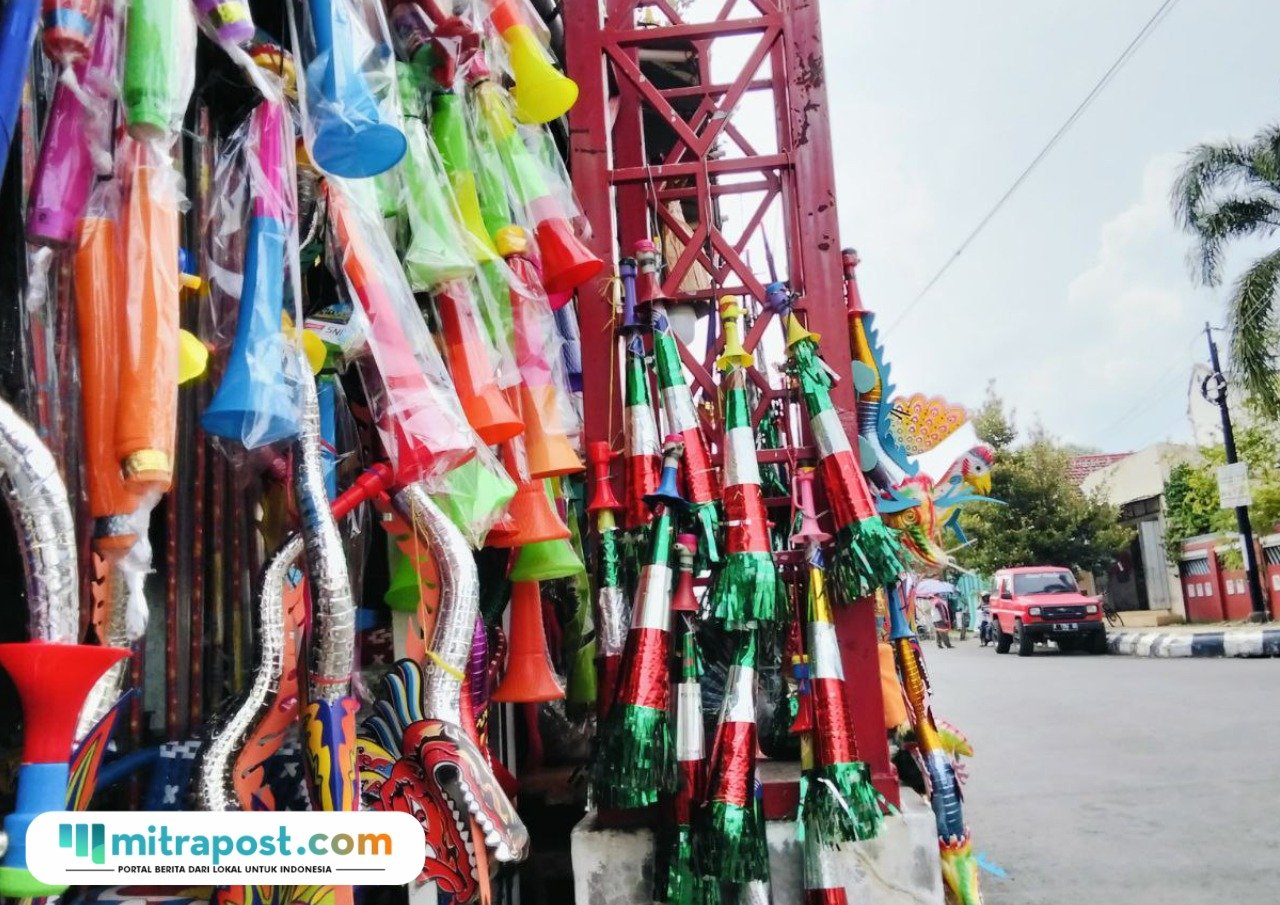 Foto : Penjual terompet berada di Desa Dosoman, Kecamatan Pati, Kabupaten Pati. (Sumber. Mitrapost.com/ Ilham)