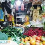 Foto : Penjual harga bahan pokok di Pasar Puri Pati tengah menggelar lapak. (Sumber. Mitrapost.com/ Ilham) Nataru