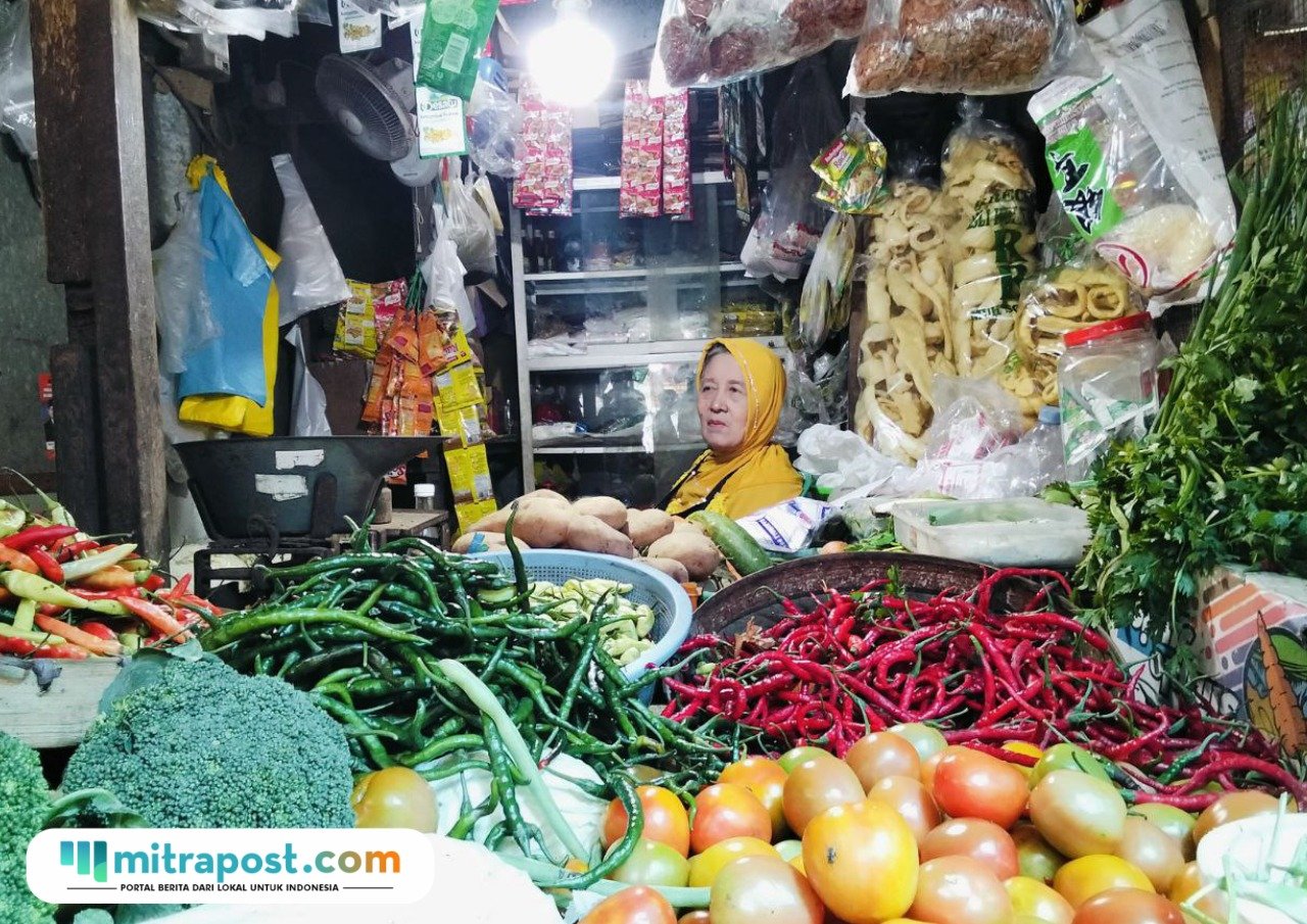 Foto : Penjual harga bahan pokok di Pasar Puri Pati tengah menggelar lapak. (Sumber. Mitrapost.com/ Ilham) Nataru