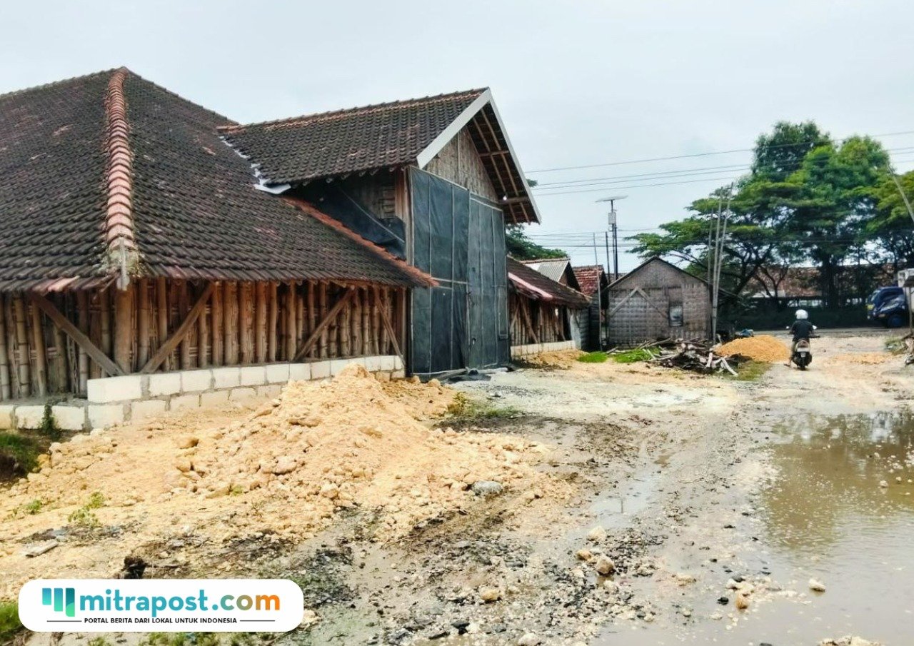 Foto : Gudang warga di Desa Ketitang Wetan, Kecamatan Batangan, Kamis (11/12/2025). (Sumber. Motrapost.com/ Ilham) Petambak Garam