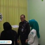 Foto : Dokter RS Mitra Bangsa beberapa hari lalu menunjukkan kondisi bayi perempuan. (Sumber. Mitrapost.com/ Ilham) Adopsi Bayi