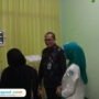 Foto : Dokter RS Mitra Bangsa beberapa hari lalu menunjukkan kondisi bayi perempuan. (Sumber. Mitrapost.com/ Ilham) Adopsi Bayi