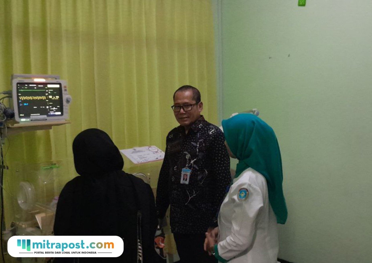 Foto : Dokter RS Mitra Bangsa beberapa hari lalu menunjukkan kondisi bayi perempuan. (Sumber. Mitrapost.com/ Ilham) Adopsi Bayi