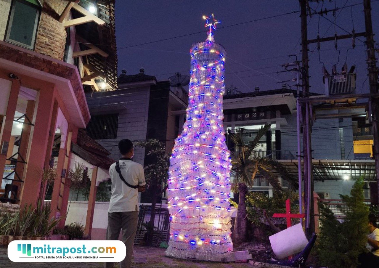 Foto : Pohon natal di Gereja Juwana terbuat dari botol plastik bekas. (Sumber. Mitrapost.com/ Ilham)