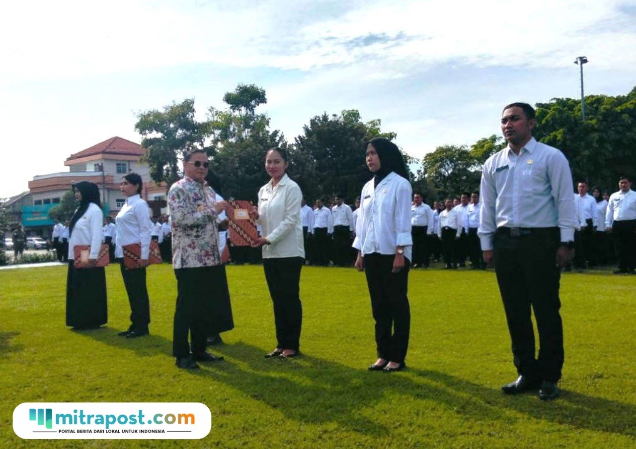 Foto : Pemberian SK PPPK Paruh Waktu secara simbolis di Alun-alun Simpang Lima Pati, Selasa (16/12/2025) pagi. (Sumber. Mitrapost.com/ Ilham)