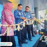Foto : Bupati Pati Sudewo melakukan pemotongan pita di halaman GOR Pesantenan Pati, Rabu (17/12/2025). (Sumber. Mitrapost.com/ Ilham)