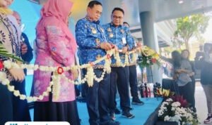 Foto : Bupati Pati Sudewo melakukan pemotongan pita di halaman GOR Pesantenan Pati, Rabu (17/12/2025). (Sumber. Mitrapost.com/ Ilham)