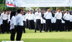 Foto : Penyerahan SK PPPK Paruh Waktu di Alun-alun Simpang Lima Pati, belum lama ini. (Dok. Pemkab Pati) Outsourcing