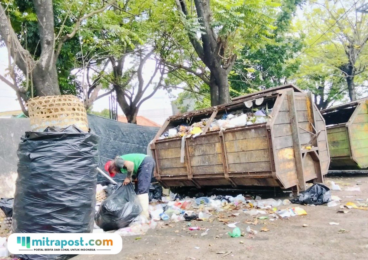 Foto : Tumpukan sampah di TPS Pasar terminal Pati, belum lama ini. (Sumber. Mitrapost.com/ Ilham)