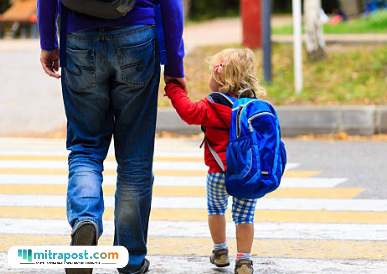 Ilustrasi ayah antar anak sekolah GEMAR/istock