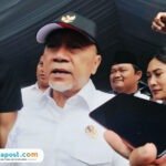 Foto : Menko Pangan, Zulkifli Hasan ditemui di Desa Pasucen Kecamatan Trangkil setelah melakukan mengunjungi Kampung Nelayan Desa Banyutowo, Sabtu (20/12/2025). (Sumber. Mitrapost.com/ Ilham)