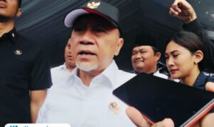 Foto : Menko Pangan, Zulkifli Hasan ditemui di Desa Pasucen Kecamatan Trangkil setelah melakukan mengunjungi Kampung Nelayan Desa Banyutowo, Sabtu (20/12/2025). (Sumber. Mitrapost.com/ Ilham)