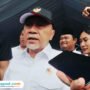 Foto : Menko Pangan, Zulkifli Hasan ditemui di Desa Pasucen Kecamatan Trangkil setelah melakukan mengunjungi Kampung Nelayan Desa Banyutowo, Sabtu (20/12/2025). (Sumber. Mitrapost.com/ Ilham)