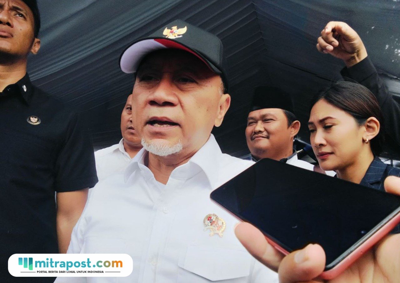 Foto : Menko Pangan, Zulkifli Hasan ditemui di Desa Pasucen Kecamatan Trangkil setelah melakukan mengunjungi Kampung Nelayan Desa Banyutowo, Sabtu (20/12/2025). (Sumber. Mitrapost.com/ Ilham)