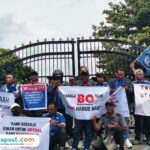 Foto : Buruh di Kabupaten Pati mendatangi kantor Bupati Pati dengan membawa sejumlah spanduk, Senin (22/12/2025). (Sumber. Mitrapost.com/ Ilham) Upah Minimum Kabupaten