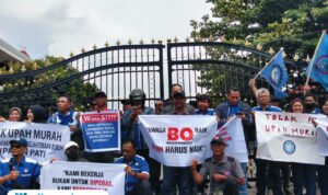 Foto : Buruh di Kabupaten Pati mendatangi kantor Bupati Pati dengan membawa sejumlah spanduk, Senin (22/12/2025). (Sumber. Mitrapost.com/ Ilham)