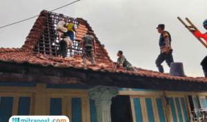 Foto : Kondisi rumah yang mengalami kerusakan di Desa Gebang Kecamatan Gabus Pati, Jum'at (26/12/2025). (Sumber. Mitrapost.com/ Ilham)