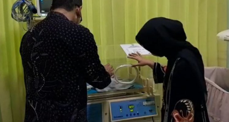 Bayi Perempuan yang Dibuang di Tempat Sampah Puri Kini Dirawat Kakek dan Nenek