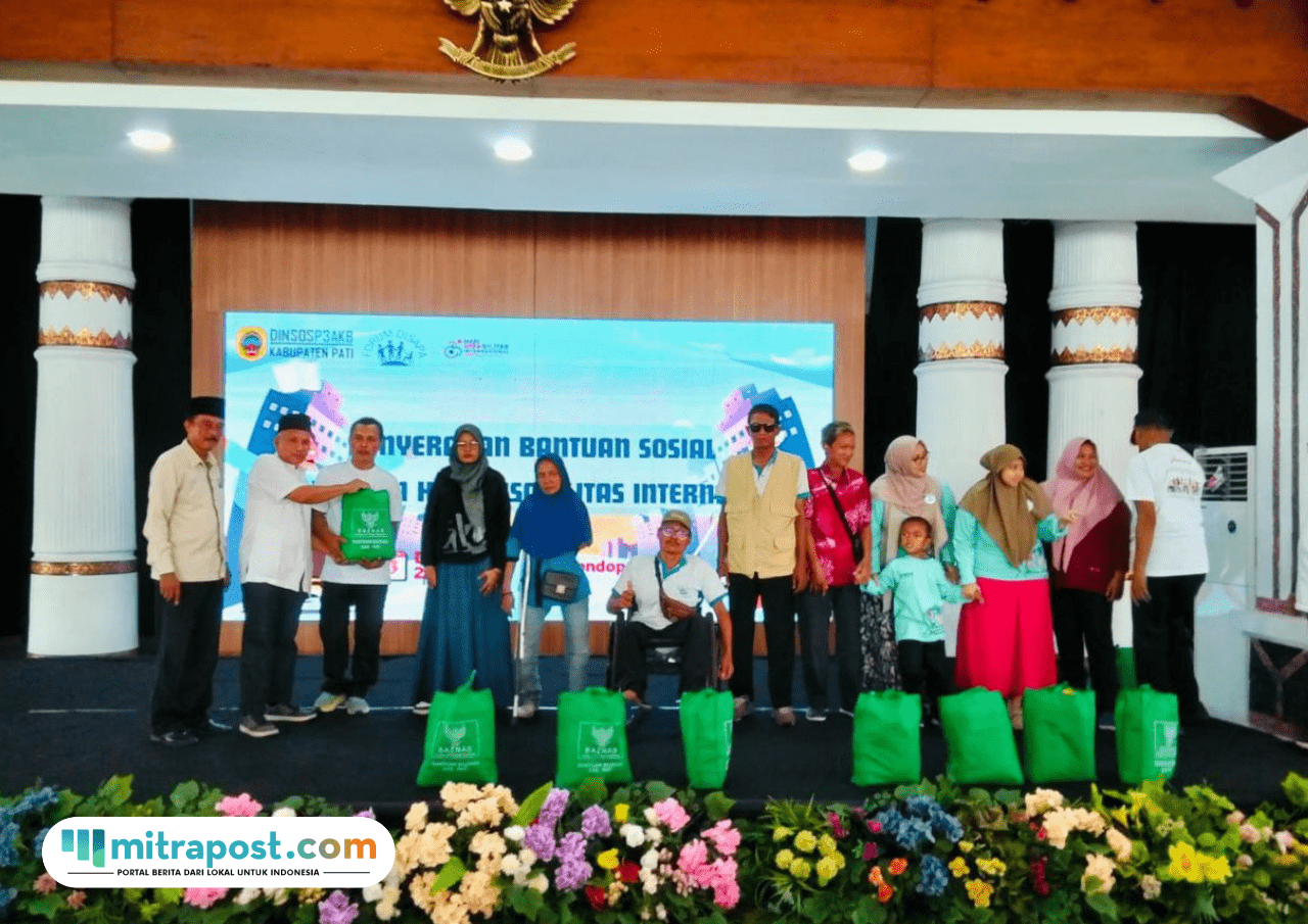 Foto : Pemberian bantuan secara simbolis momen Hari Disabilitas Internasional (HDI) di Pendopo Kabupaten Pati, Sabtu (13/12/2025). (Sumber. Mitrapost.com/ Ilham)