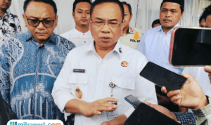 Foto : Bupati Pati Sudewo ditemui di Desa Pasucen Kecamatan Trangkil usai mendampingi Menko Pangan Zulkifli Hasan melakukan peninjauan Desa Banyutowo. (Sumber. Mitrapost.com/ Ilham)