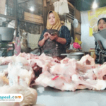 Foto : Pedagang pasar puri Pati, Riris, tengah menjual daging ayam. (Sumber. Mitrapost.com/ Ilham)