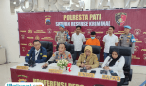 Foto : Polresta Pati saat menggelar Konferensi Pers pada Senin (15/12/2025). (Sumber. Mitrapost.com/ Ilham) Pembuangan Bayi