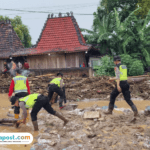 Foto : Polisi tengah membersihkan lumpur di rumah warga Desa Bulumanis Kidul, Kecamatan Margoyoso Pati. (Sumber. Mitrapost.com/ Ilham) Foto : Polisi tengah membersihkan lumpur di rumah warga Desa Bulumanis Kidul, Kecamatan Margoyoso Pati. (Sumber. Mitrapost.com/ Ilham)