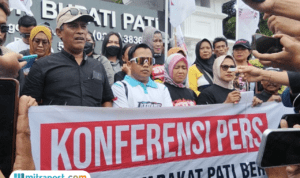 Foto : Konferensi Pers yang dilakukan oleh Aliansi Masyarakat Pati Bersatu (AMPB) di depan Kantor Bupati Pati. (Sumber. Mitrapost.com/ Ilham) Bupati Pati Sudewo