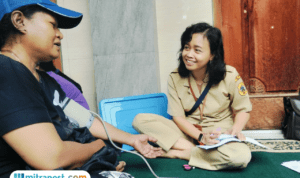 Foto : Personil kesehatan dari Puskesmas Pati I melakukan pemeriksaan gratis di Masjid Jami Rohmati An Nur Kelurahan Kalidoro. (Sumber. Mitrapost.com/ Ilham)