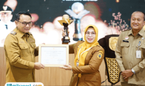Foto : Penyerahan penghargaan sekolah Adiwiyata di Pendopo Kabupaten Pati. (Dok. Humas Pemkab Pati) Penghargaan Adiwiyata