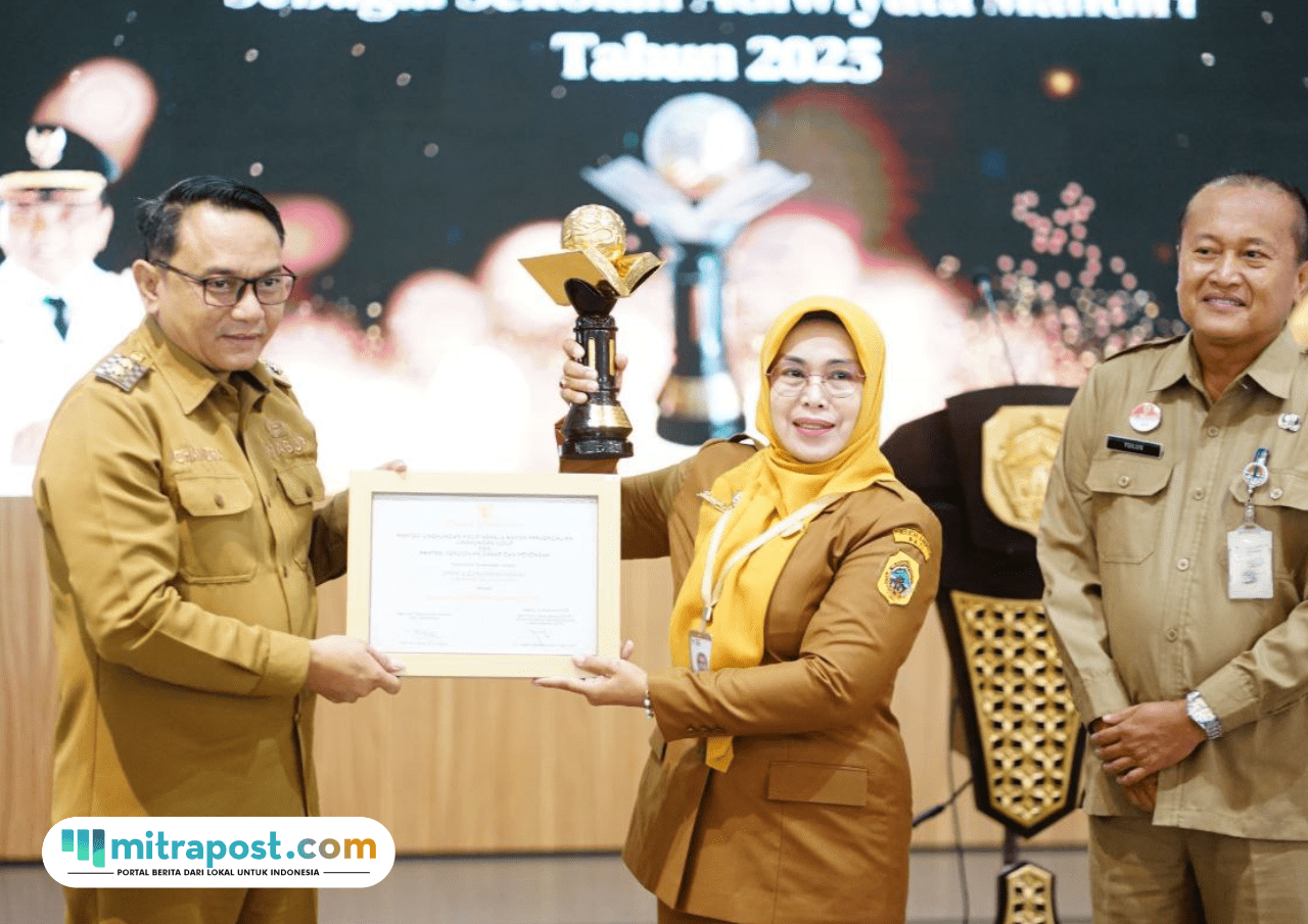 Foto : Penyerahan penghargaan sekolah Adiwiyata di Pendopo Kabupaten Pati. (Dok. Humas Pemkab Pati) Penghargaan Adiwiyata