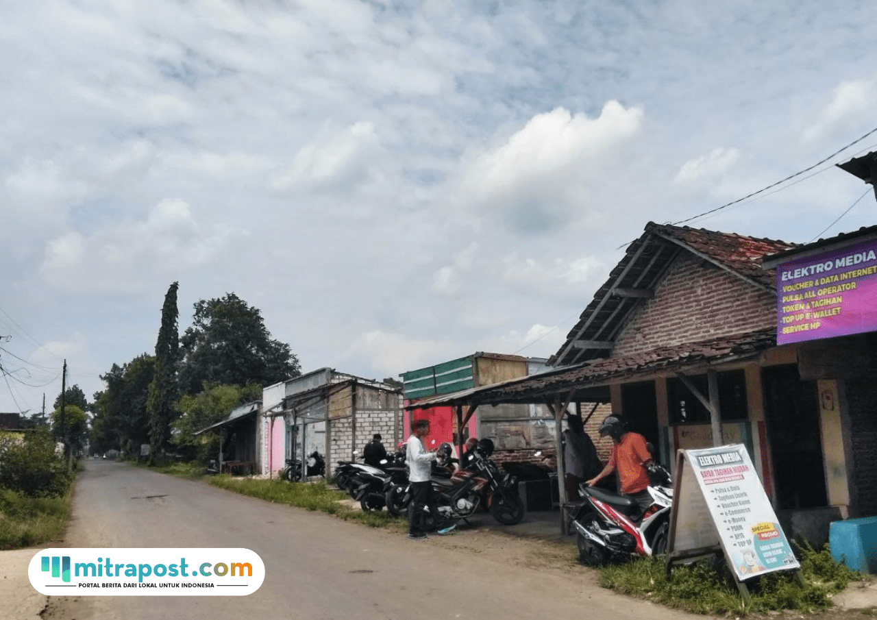 Foto : Kondisi kios di dekat Lapangan Desa Tambaharjo Kecamatan Pati. (Sumber. Mitrapost.com/ Ilham) KDMP