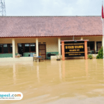 Foto : Kondisi banjir menggenangi SD Negeri Semampir, Kecamatan Pati, Kabupaten Pati. (Sumber. Mitrapost.com/ Ilham)