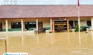 Foto : Kondisi banjir menggenangi SD Negeri Semampir, Kecamatan Pati, Kabupaten Pati. (Sumber. Mitrapost.com/ Ilham)