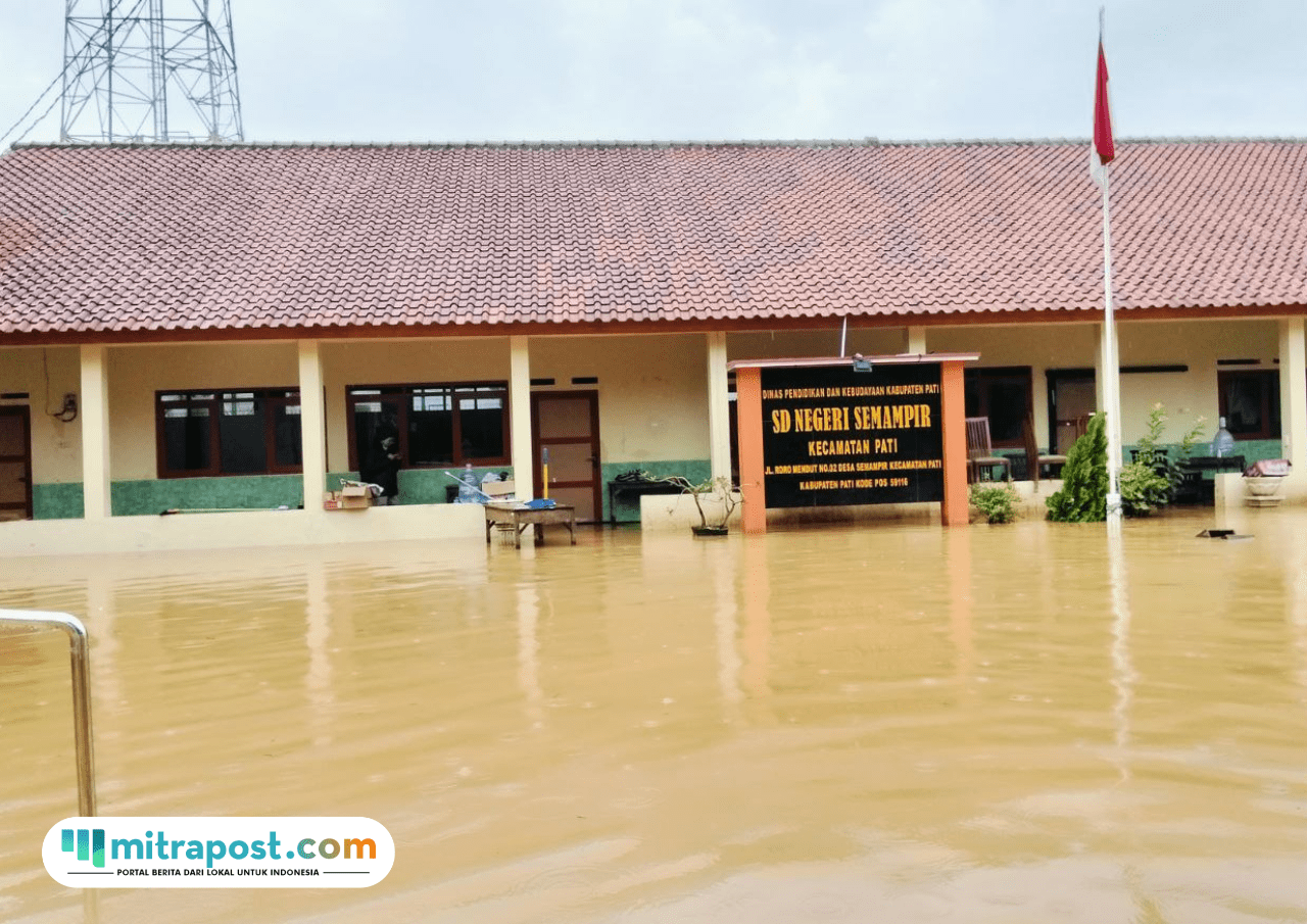 Foto : Kondisi banjir menggenangi SD Negeri Semampir, Kecamatan Pati, Kabupaten Pati. (Sumber. Mitrapost.com/ Ilham)