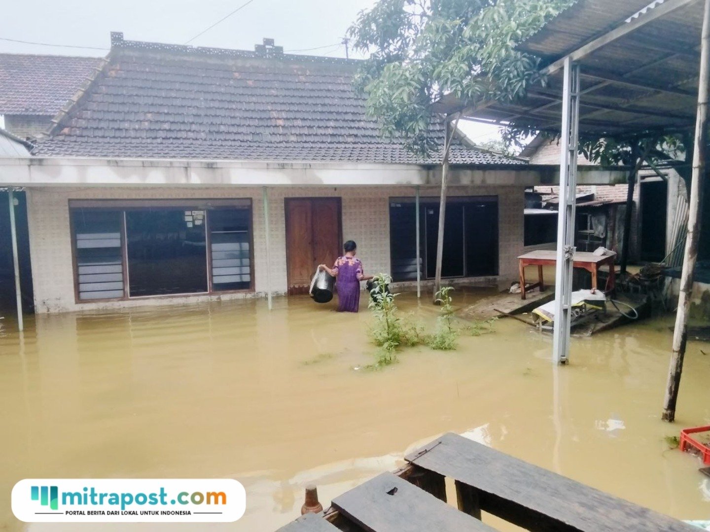 Foto : Kondisi banjir di Desa Glonggong, Kecamatan Jakenan. (Sumber. Mitrapost.com/ Ilham)