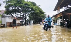 Foto : Banjir di Jalan Alternatif Pati-Rembang tepat Desa Glonggong. (Sumber. Mitrapost.com/ Ilham)