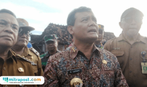 Foto : Gubernur Jawa Tengah, Ahmad Luthfi tinjau banjir di Desa Banjarsari Kecamatan Gabus. (Sumber. Mitrapost.com/ Ilham)